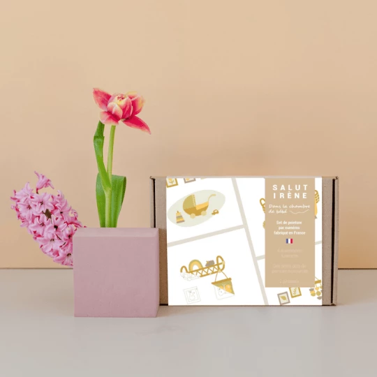 Coffret peinture au numéro dans la chambre de bébé