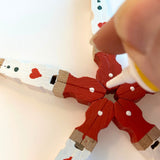 Créer des décorations de Noël en forme d'étoiles à l'aide de pinces à linge.