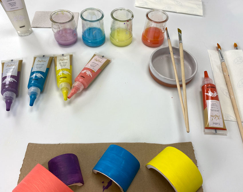 Peinture des autres couleurs Tatou sur le jouet en bois Peinture des autres couleurs Tatou sur le jouet en bois
