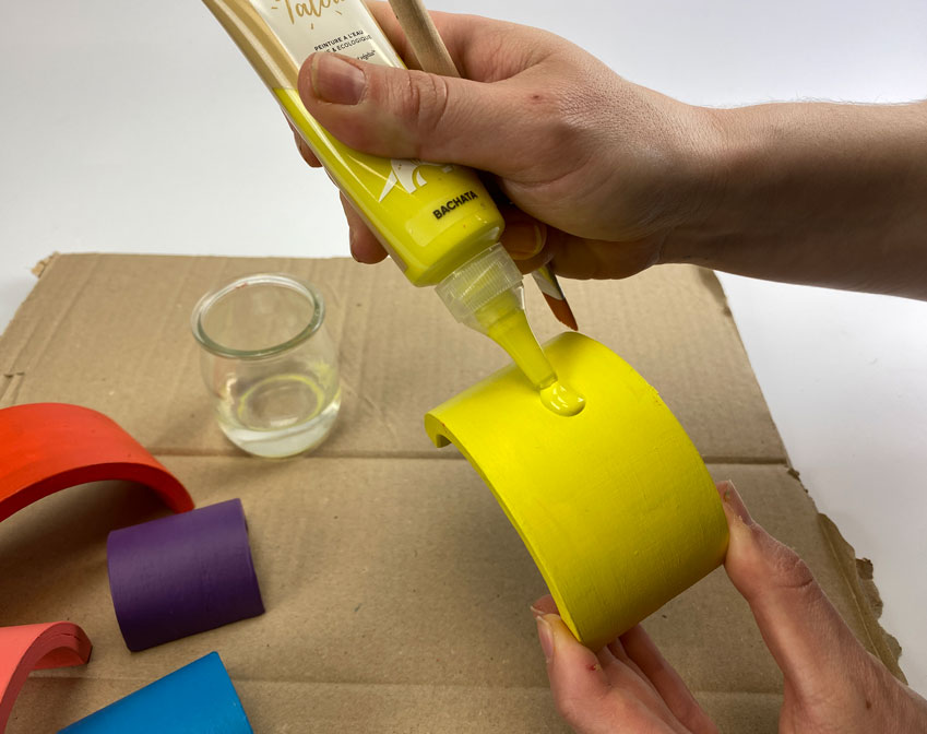 Répétition du processus de peinture sur le jouet Répétition du processus de peinture sur le jouet